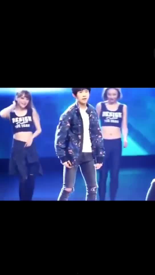 易烊千玺舞蹈视频,动感舞步演绎青春活力