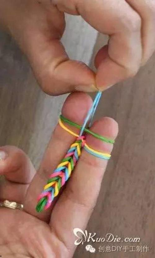 橡皮筋手链编法视频
